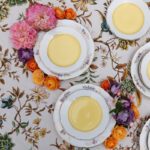 Petites assiettes en porcelaine jaune et blanche – Image 2