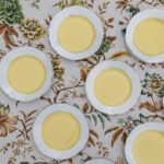 Petites assiettes en porcelaine jaune et blanche – Image 3