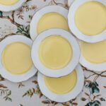 Petites assiettes en porcelaine jaune et blanche