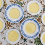 Petites assiettes en porcelaine jaune et blanche – Image 4