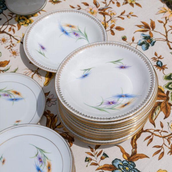 Six assiettes creuses en porcelaine fleurs et liseré or – Image 3