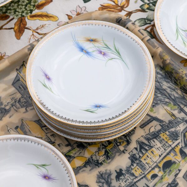 Six assiettes creuses en porcelaine fleurs et liseré or