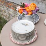 Six petites assiettes en porcelaine fleurs et liseré or