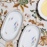 Six petites assiettes en porcelaine fleurs et liseré or – Image 3