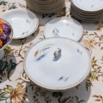 Six petites assiettes en porcelaine fleurs et liseré or – Image 4