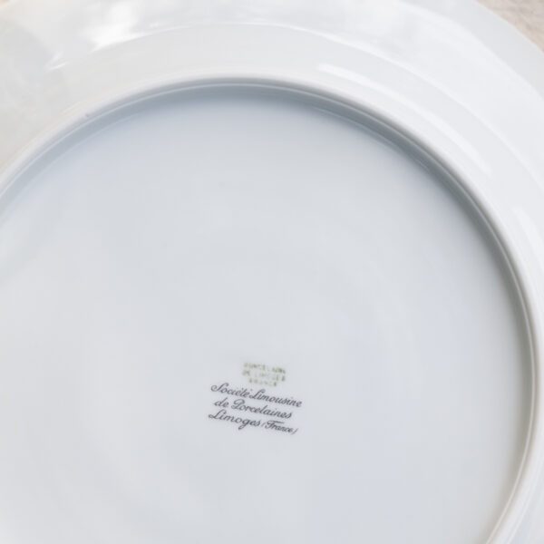 Assiettes plates festonnées blanc et or – Image 4