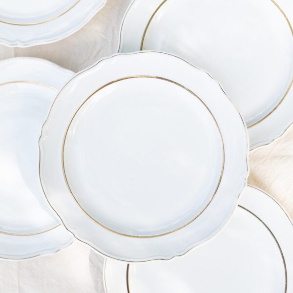 Assiettes plates festonnées blanc et or – Image 2