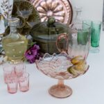 Coupe sur pied en verre rose – Image 2