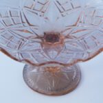 Coupe sur pied en verre rose – Image 3