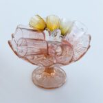 Coupe sur pied en verre rose – Image 4