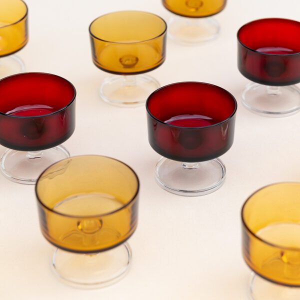 Coupes rouges en verre vintage – Image 2