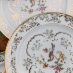 Série de huit petites assiettes en porcelaine