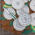 Série de huit petites assiettes en porcelaine – Image 3